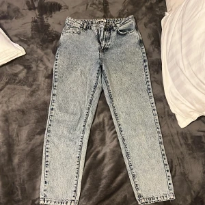 Ginatricot Mom jeans st34  - Storlek 34  Knappt använda  Köpte dem för 499kr   