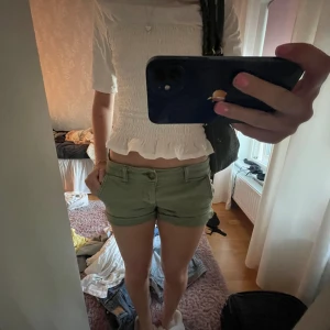 Jeansshorts  - Snygga gröna shorts, lågmidjade 