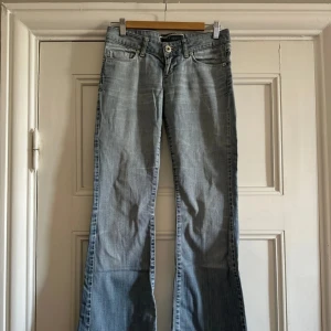 Blåa low waist jeans - Low waist jeans från märket "TRF 100%". Utsvängda och jättefin wash