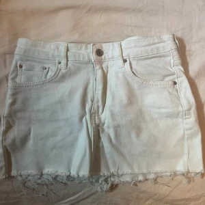 Jeanskjol  - Säljer en jeanskjol från Gina i storlek 34, säljer pågrund av att jag inte använder. Den är ljust mintfärgad nästan vit, syns på sista bilden.