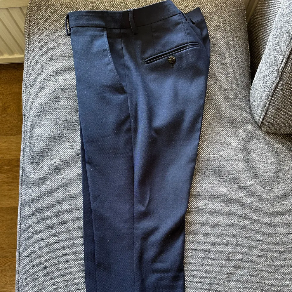 Mörkblå kostym från Jack & Jones som använts fåtal gånger och alltid förvarats i kostrymfodral.   Skick: Som ny Storlek: 48 (både kajav/underdel) motsvarar S/M.  Perfekt inför student! Pris kan diskuteras + köpare står för frakt.👍🏼. Kostymer.