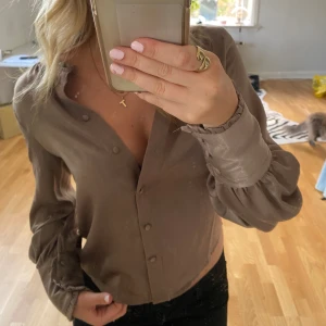 Blus - Söt blus från only som aldrig kommer till användning. Fina detaljer runt hals och ärmar💕 knappt använd! 