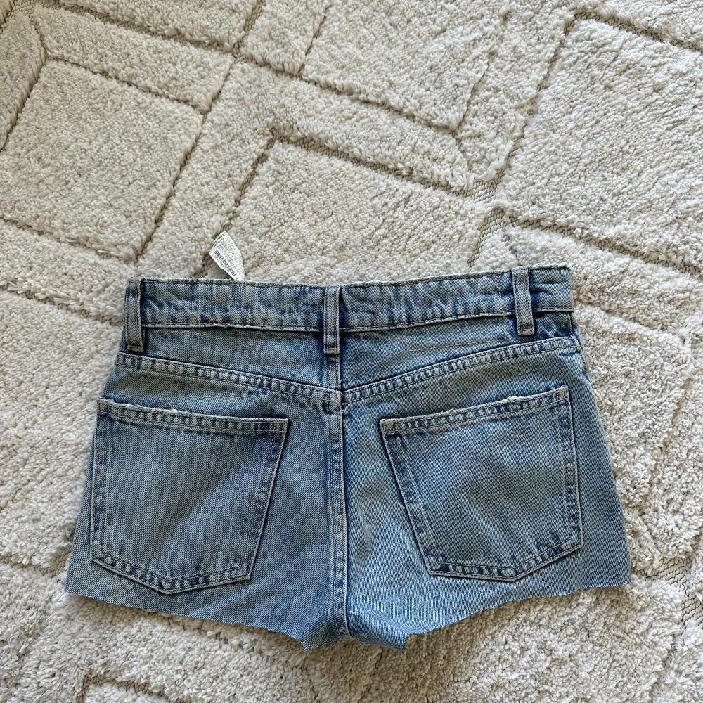 Lågmidjade jeans shorts som jag klippt själv från zara. Jättefina men är tyvärr för små för mig nu. Shorts.