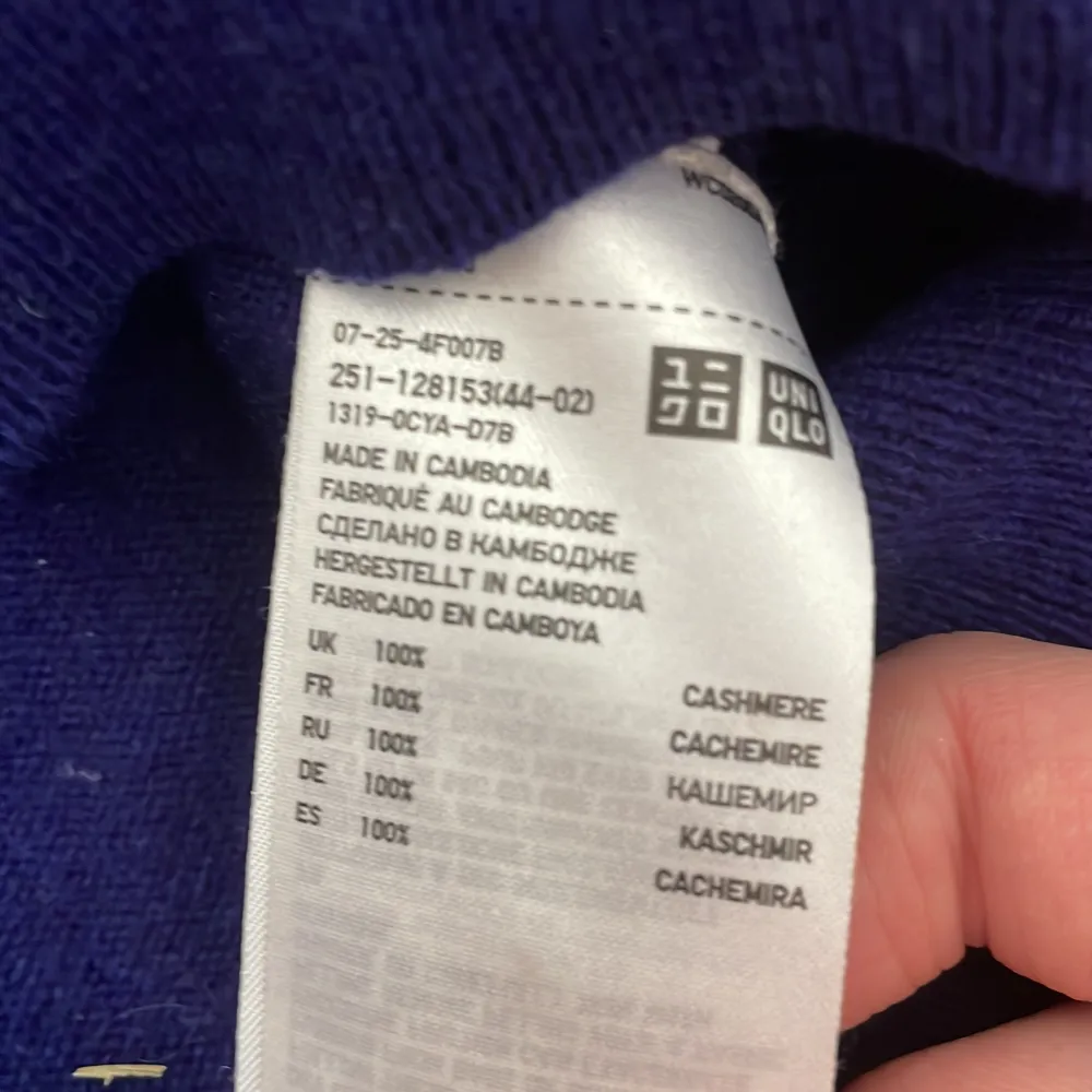 Jag säljer en blå 100% cashmere tröja från uniclo. Storlek M, den har en liten defekt som man knappt ser. Nypris 1299. Tröjor & Koftor.