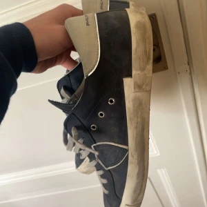 Philippe model - Säljer dessa feta Philippe model skor i storlek 42. 9/10 skick inga skador. Dustbag och kort medföljer. Ny pris ca 3500 mitt pris 2700. Hör av er vid minsta fundering! 