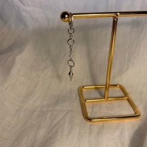 Örhänge - Så snygga örhängen finns i guld också Köp för 139kr/st Eller par för 229kr Modell 093