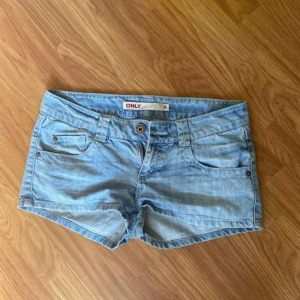 Lågmidjade jeansshorts  - Lågmidjade jeansshorts från Only, skriv för flera bilder!!