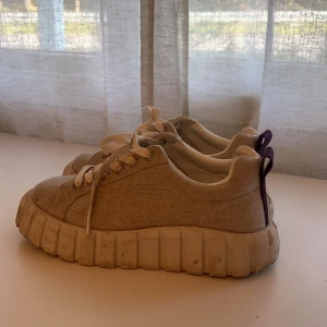 Eytys Linen. - Hej säljer nu dessa ursnygga fantastiks skor så jag inte använt dom på över 1 år. Har använt dom 2/3 ggr därav lite smutsiga men tvättas innan dom skickas. Nypris 1600-2000kr. Skriv för fler bilder. 😊