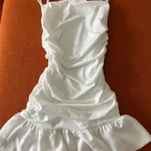 jätte söt vit klänning. inte mina bilder💕💕💕