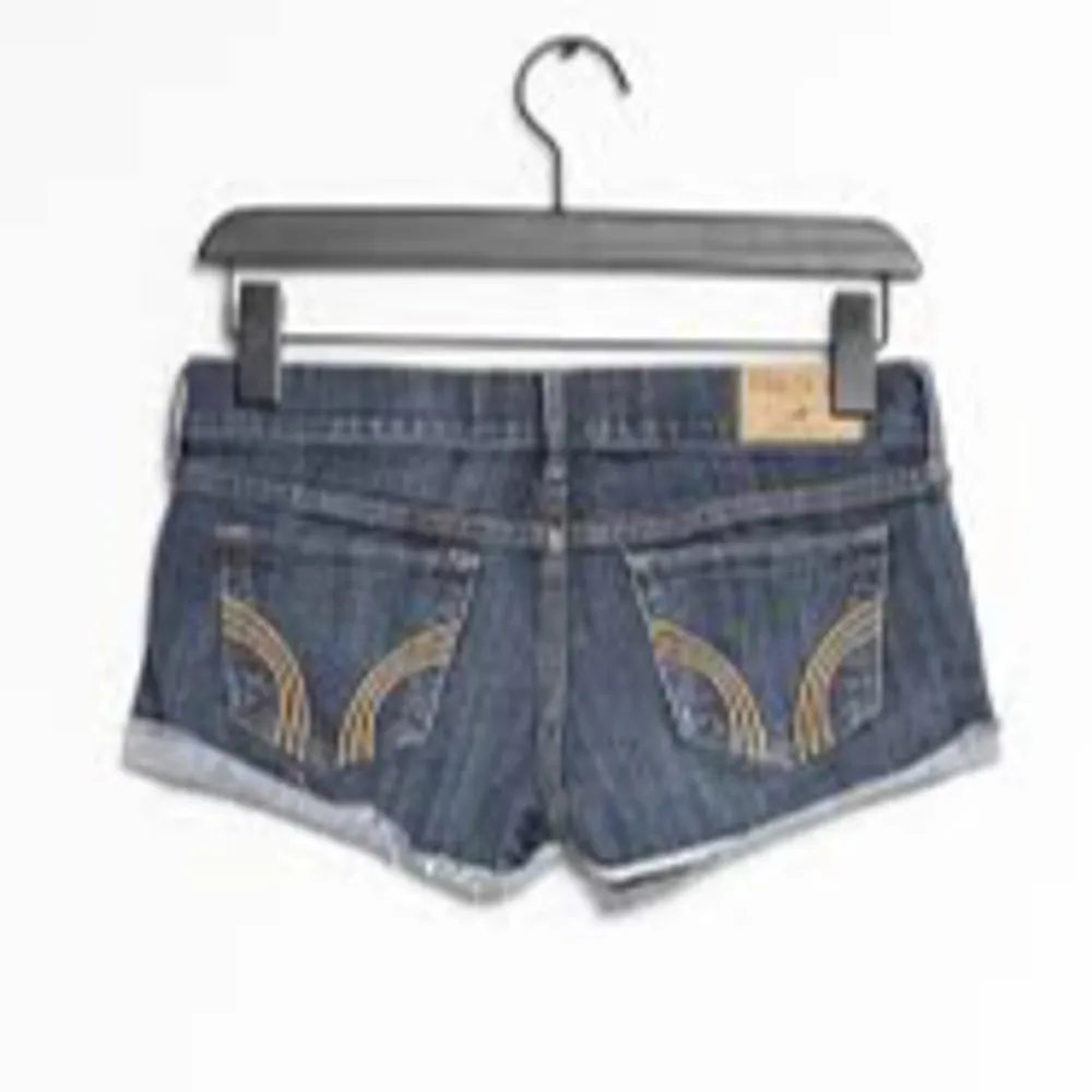 SÖKER hollister jeans shorts i vilken färg som helst, storlek S/M  /38/ W 28-29 ☀️ pris får diskuteras beroende på skick ❤️ LOW WAIST MODELLEN BARA ⭐️⭐️. Shorts.