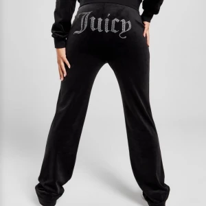 Svarta Juicy Couture - Svarta juicy couture byxor, använda ganska mycket men fortfarande som nya. Har katt i hemmet därav lite katthår på bilden.