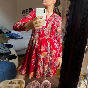 Klänning  - Jättefin sommarklänning från Ralph Lauren! Använd men fortfarande i bra skick. Har lite slitna knappband i ärmarna men funkar super som man ser på bild! ❤️ 