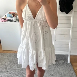 Zara klänning  - Så fin klänning från zara i super bra skick. Ändats använd 2 gånger💕 Bilden är lånad