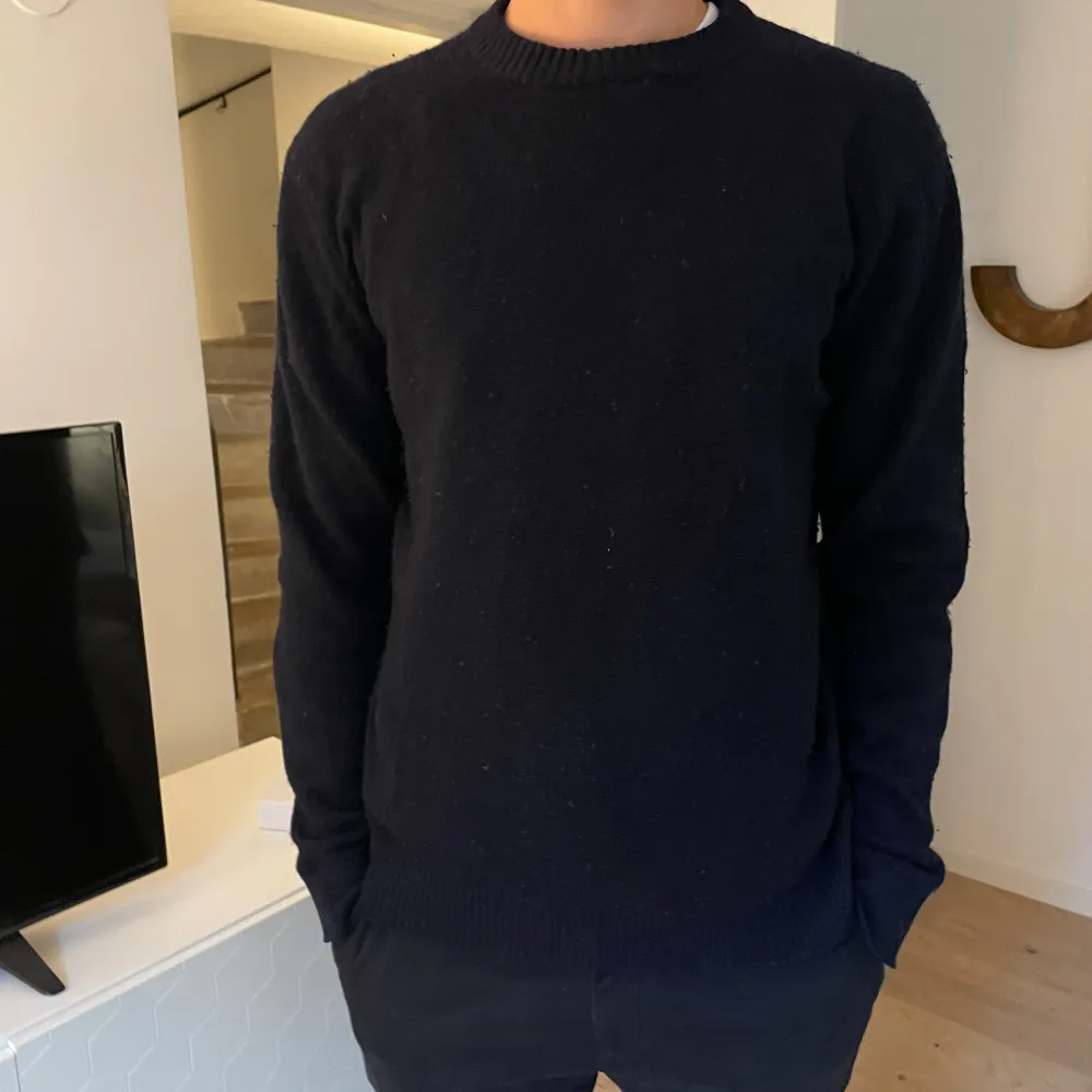 Sjukt snygg tröja från Massimo Dutti. Mörkblå i kasmhirblandning. Neuletakit & Villapaidat.