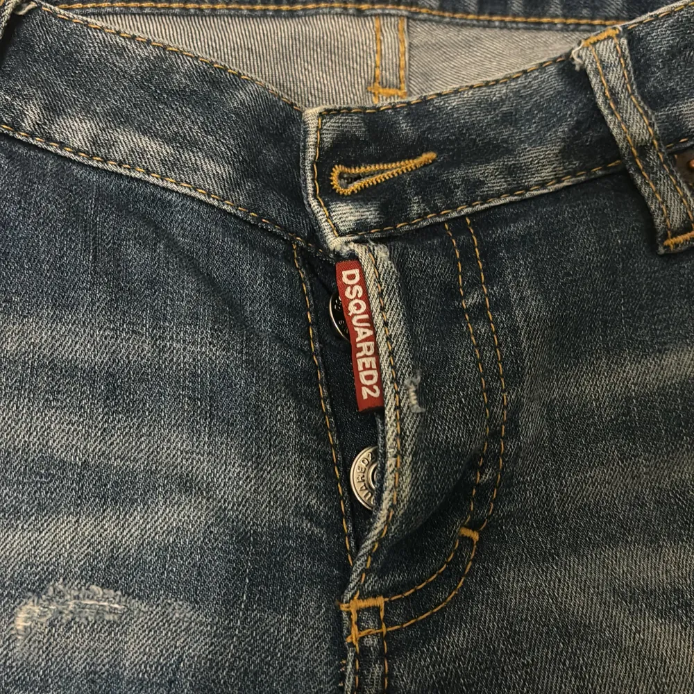 Dsquared2 jeans, använda 1 gång helt nya dom var för små. Priset går att diskuteras och är köpta för 5000.. Jeans & Byxor.