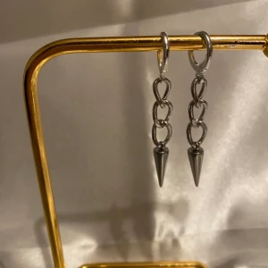 Nitörhängen  - Handgjorda Nitörhängen i rostfritt stål som säljs i par❤️