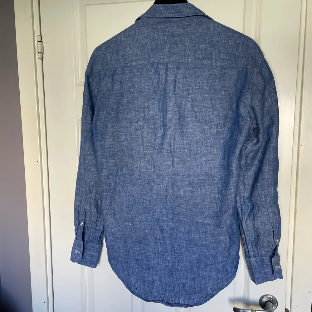 Riktigt snygg linne skjorta i en väldigt fin ljusblå färg som passar perfekt nu till sommaren. Det är 100% linne. Storleken är XS men är lite för stor på mig som är 170cm. Skriv om du har funderingar!. Skjortor.