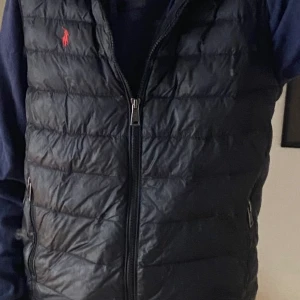 Ralph lauren vest - En Ralph lauren väst i storlek xs! Ett brännhål i fickan! Modellen är 172! Kom privat för mer bilder