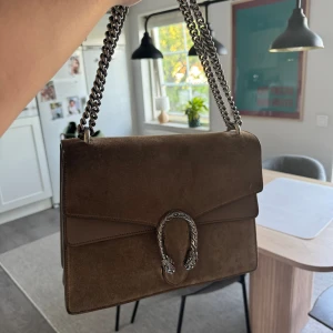 Gucci Dionysos Medium - Gucci Dionysos medium i beige mocka.  Självklart äkta, fått i present så har inget kvitto men kan lösa äkthetsintyg.  Använd men i gott skick. 