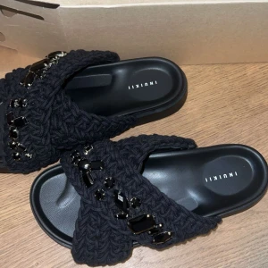 Inuikii tofflor - Inuikii tofflor, oanvända, helt nya. Säljs då de är för små i storleken för mig. Köpt för cirka två månader sen. Köpt för 2499kr.