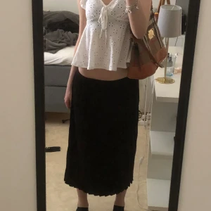 Svart kjol - Jätte fin svart kjol. Den är rätt tjock (50% bomull). Passar bra nu till sommaren. Fint skick. 💕