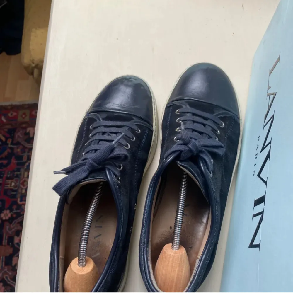 Säljer nu dessa riktigt feta Lanvin skorna i färgen blå, skick 7/10. Inga större slitage! Köpta på Nk för 4500, bara att hojta till vid intresse! Inga byten!💥. Skor.
