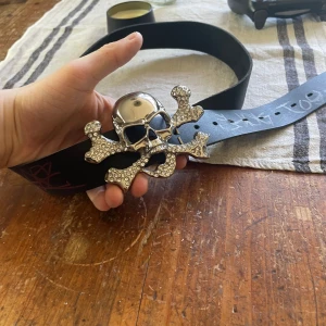 Skull bälte  - As fett skull bälte  Gjort i läder  Tagsen e välldigt svåra att tvätta bort 
