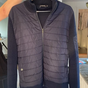 J Lindeberg cardigan - Säljer denna ursnygga cardigan i strl M. Skicket är 9/10 då den använts sparsamt. Hör av dig vid fler frågor.