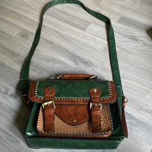 Grön skin väska - Fick den av min syster som köpt den second hand, bra skick skulle jag säga, pris kan diskuteras🩷