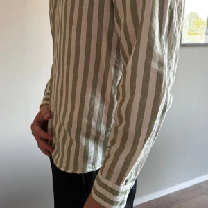 Randig skjorta - Randig skjorta från Mango Man. Stl M i regular fit! Jätte fint skick och super tunn o härlig nu till sommaren💚