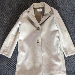 Kappa  - Säljer denna fina höstkappa från Zara💗 storlek 140, bra skick, använd endast ett par gånger💗