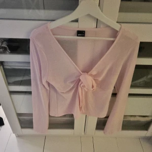 Blus från Gina - Jättefin och populär blus i en ljus rosa färg från Ginatricot i storlek M. Aldrig använd. 