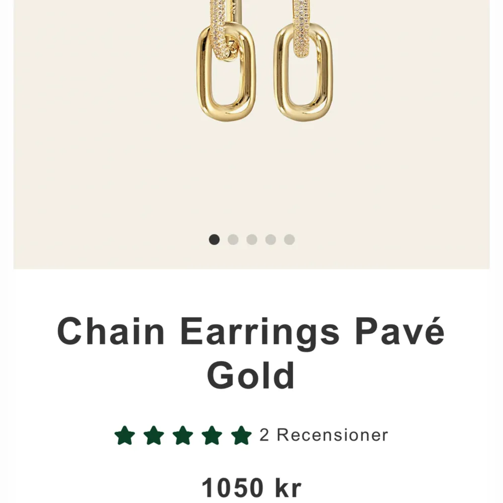 Säljer liknande ANIs örhängen ”Chain Earrings pavé”, pris:1050kr.Här har du chansen att köpa liknande billigt🤩Första bilden är min, guldpläterade koppar med zirkon-stenar. Ani är svenskt & designade av Bianca Ingrosso & hennes bästa vän Lovisa Worge. Accessoarer.