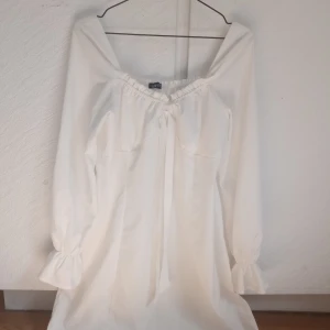 Student klänning  - Säljer en student klänning i strl L från boohoo. Nopprig längst ner på en sida (bild nmr 4) men inget som märks när man bär på den. Annars är den i mycket bra skick. Säljer den för 80kr + frakt!