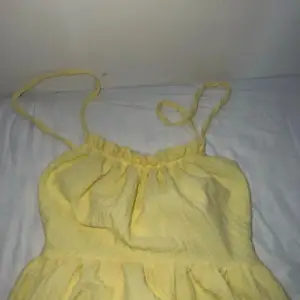 En kort gul klänning med öppen rygg från Shein i storlek S