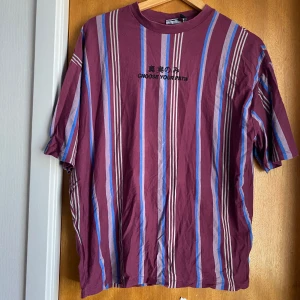 T-shirt - Fint skick förutom en liten missfärgning (se bild 3) men inget man tänker på. Skön tröja 