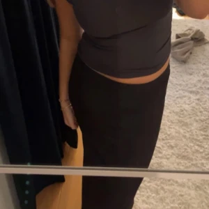 Lång kjol - Jättesnygg svart långkjol fån plick. Säljer då jag har en liknande redan💕lånade bilder från förra säljaren💕💕