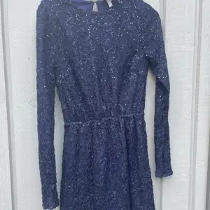 Säljer en glittrig mörkblå klänning från bubbleroom💓