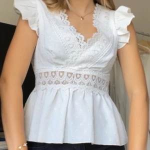 En gullig blus  - En jätte söt blus som är perfekt till sommaren och bara använd en gång, säljer för 120kr och den är i strl xs