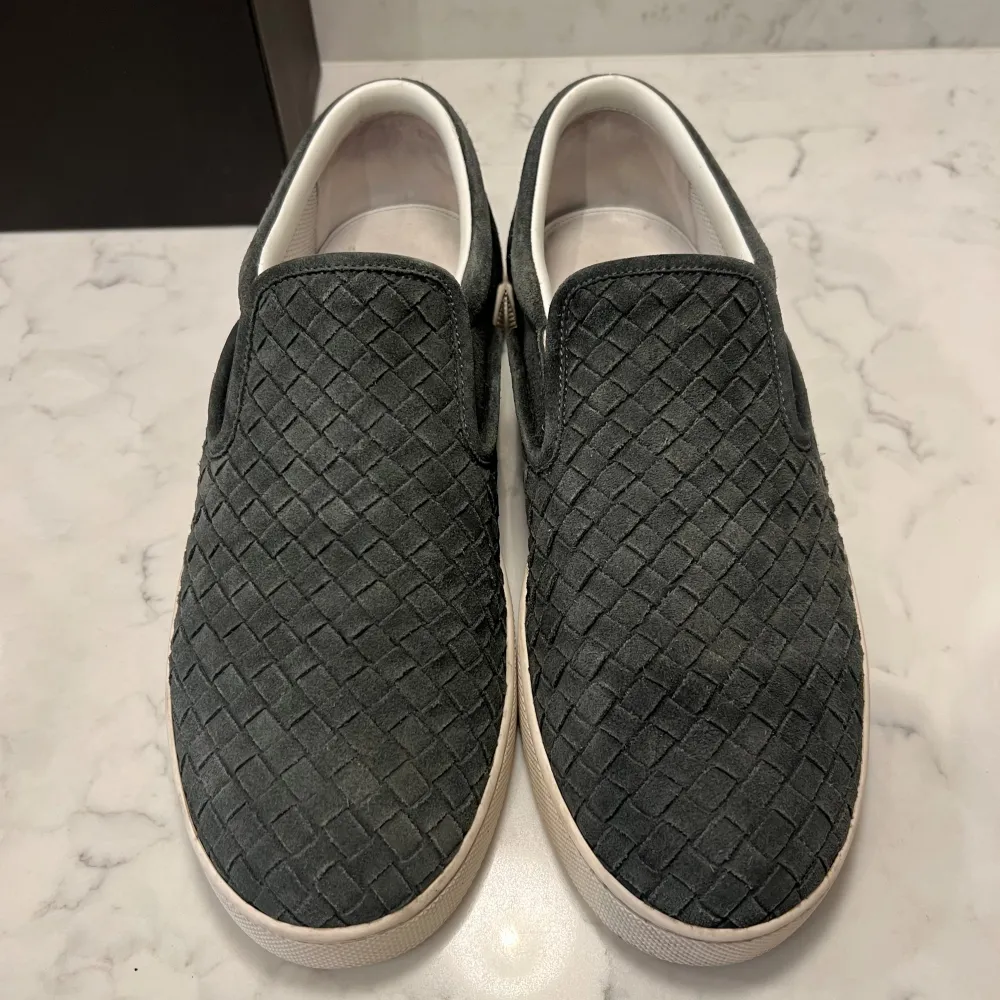 Säljer dessa skor från bottega veneta i färgen mörkgrön/ grå. Skorna är knappt använda, som nya. Storlek 42.5 passar mer som 43.5. Allt og medföljer inklusive kvitto, nypris ca 7000kr. Skor.