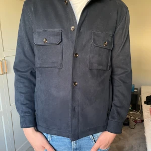 Zara overshirt  - Säljer denna Zara overshirt i mocka då den har blivit för liten, 7/10 skick sömtrådar hänger från vissa knappar. Är 188 cm lång och väger 80 kg .Kan tänka mig sänka pris vid snabbt köp. Tveka inte på att höra av er vid frågor eller funderingar.