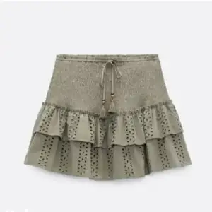 Säljer denna zara kjol, inga deffekter. Inbyggda shorts inuti❤️