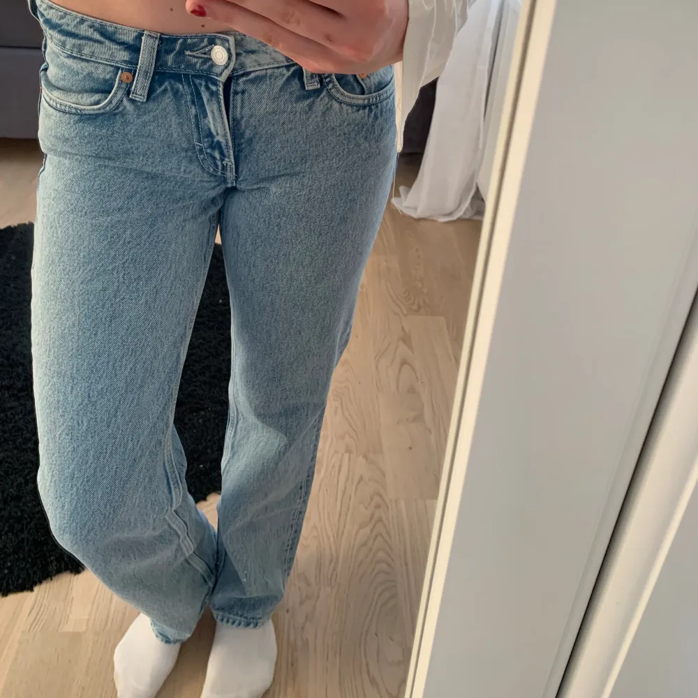 Då dessa fina mid waist jeans har blivit för små så säljer jag nu dessa💕 De är från weekday i storlek w26 L32  Köparen står för frakten💕. Jeans & Byxor.
