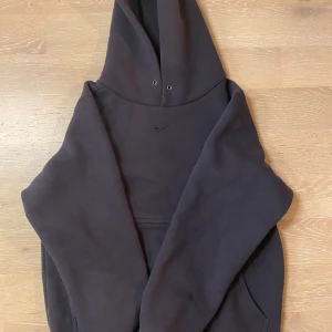 Nike hoodie - Säljer denna feta, blåa Nike hoodie. Säljer för att den tyvärr är för kort i ärmarna för mig. Iprincip nyskick. Använt sparsamt och ett få gånger. Säljer en likadan fast i grön, så kika gärna in min profil. Vid frågor eller fler bilder hör av er!