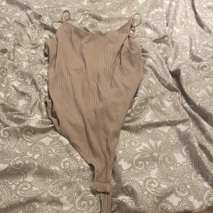 Body - Beige bodysuit från h&m aldrig använt