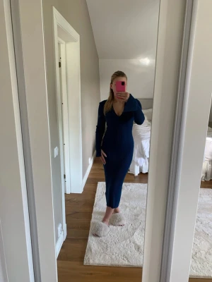 NA-KD klänning - Ribbstickad marinblå klänning från NAKD, krage, utsvängda ärmar nedtill, väldigt stretchig, ANVÄNDT 1 gång🩷