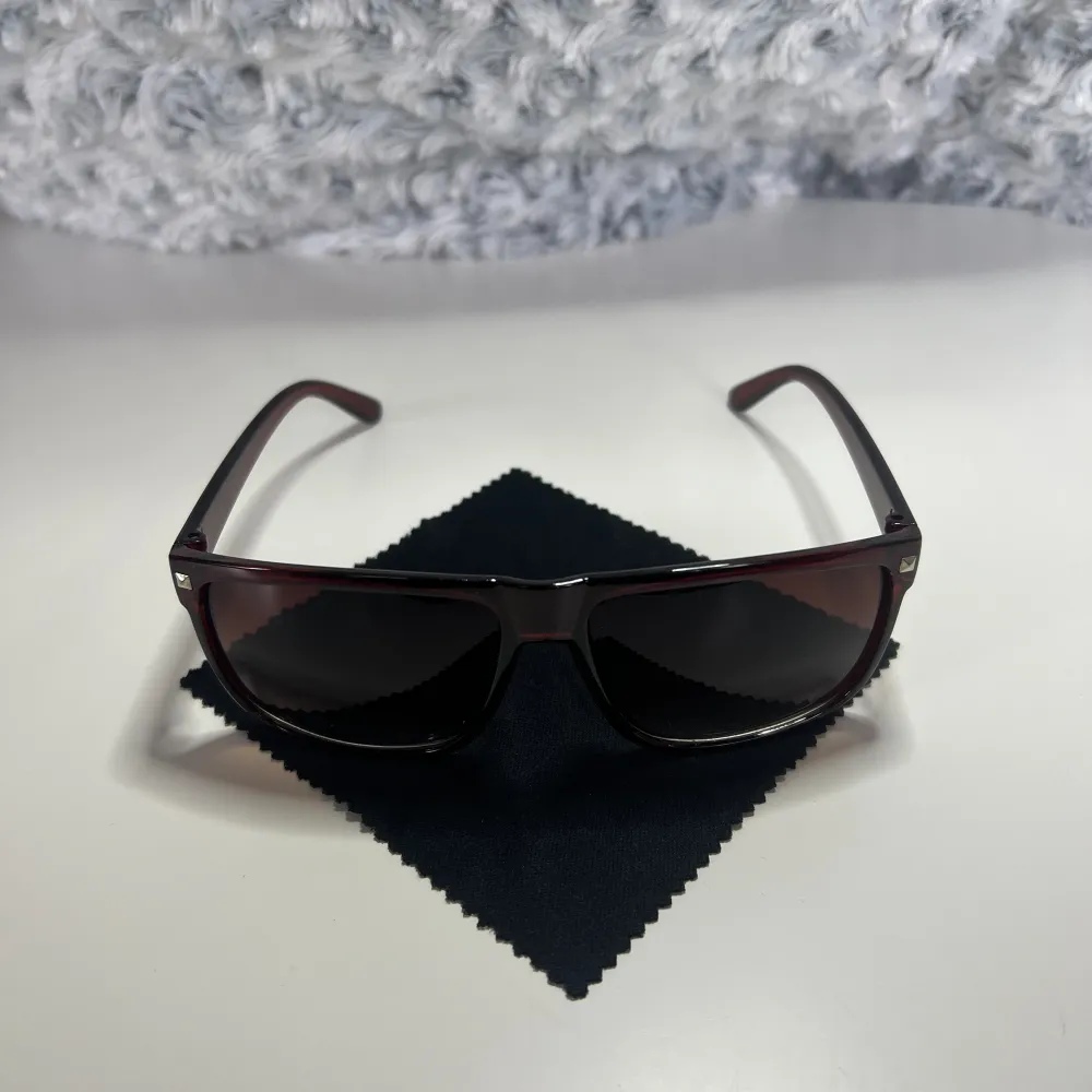 Trendiga solglasögon perfekt till sommaren. Helt nya. Köp denna annons så är dem dina.. Övrigt.