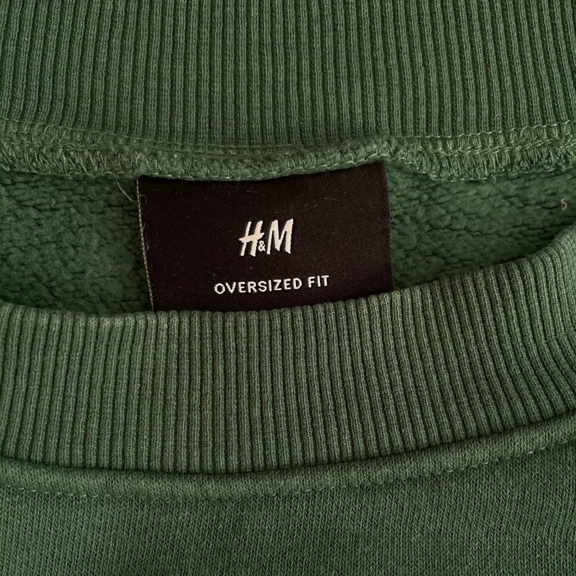 Långarmad mörkgrön tröja  - 91