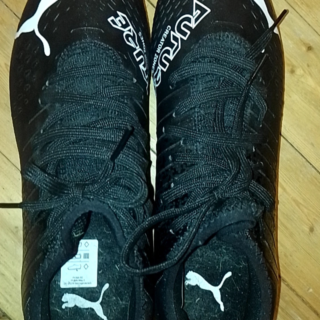 Svarta future puma fotbolls skor