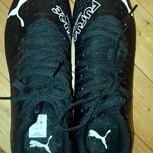 Svarta future puma fotbolls skor - 40,5 i storlek, aldrig använda bara ett par steg. De passade inte så tänkte sälja vidare. Har tyvärr ingen box med.